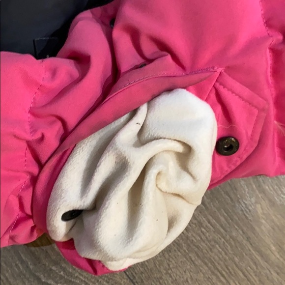 XS 
HOT PINK 
CANADA GOOSE VEST - Picture 2 of 3